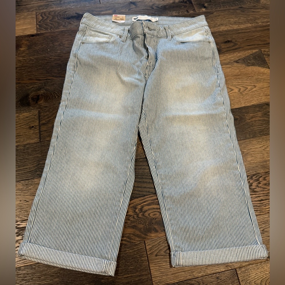 Brand new Levi cropped jeans. Super soft